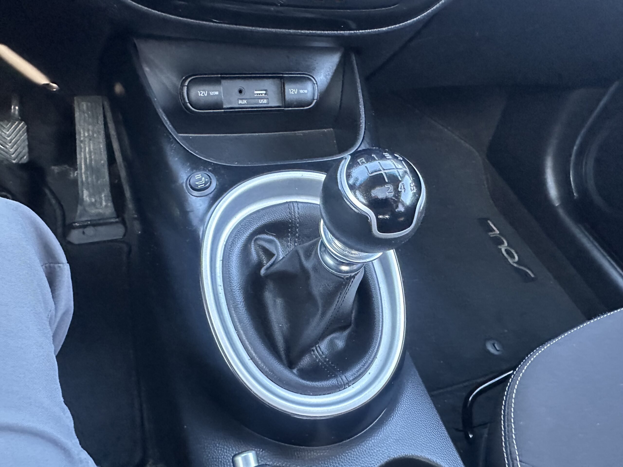 
								2018 Kia Soul 6 speed manual transmission full									