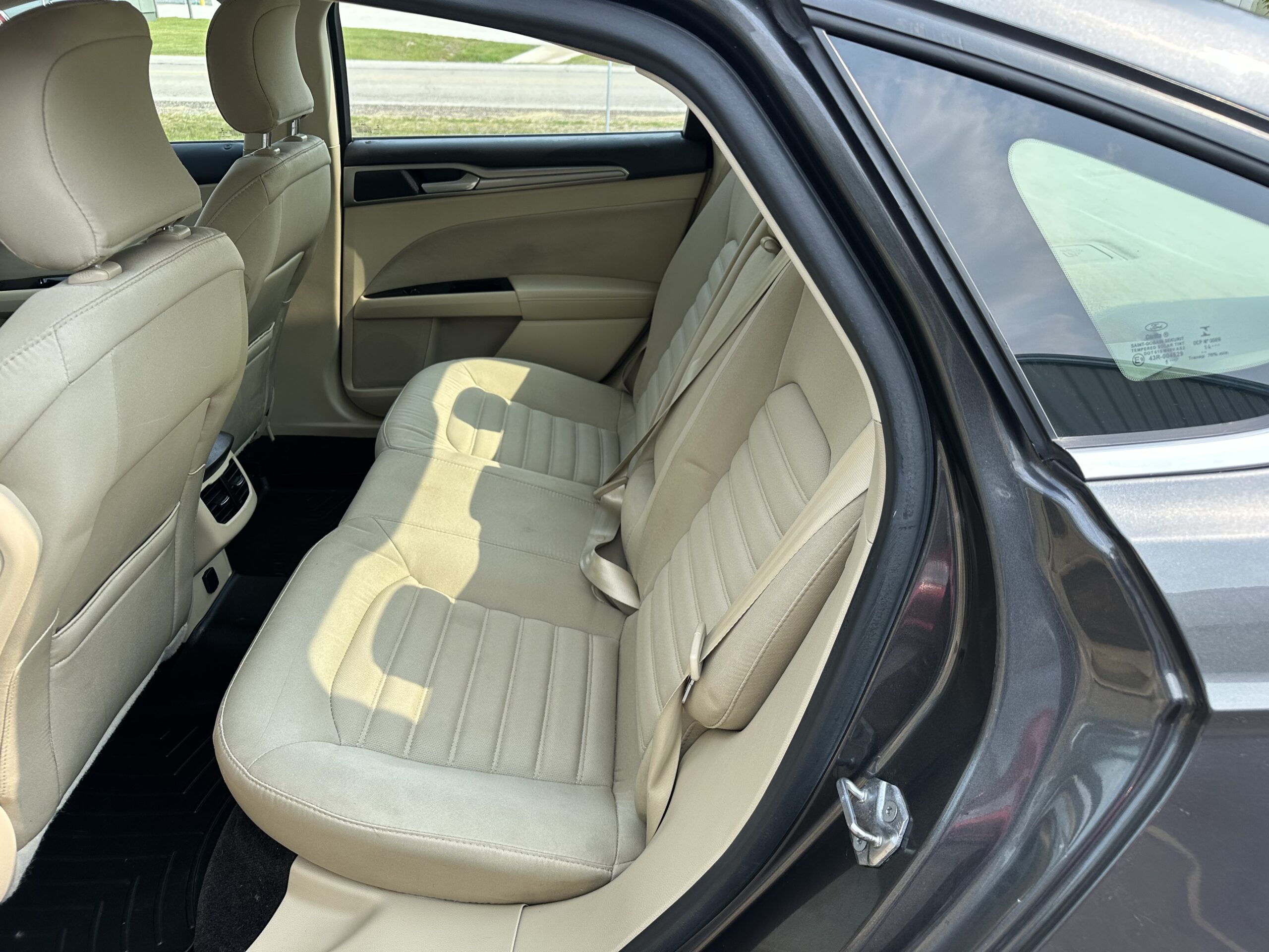 
								2015 Ford Fusion SE full									
