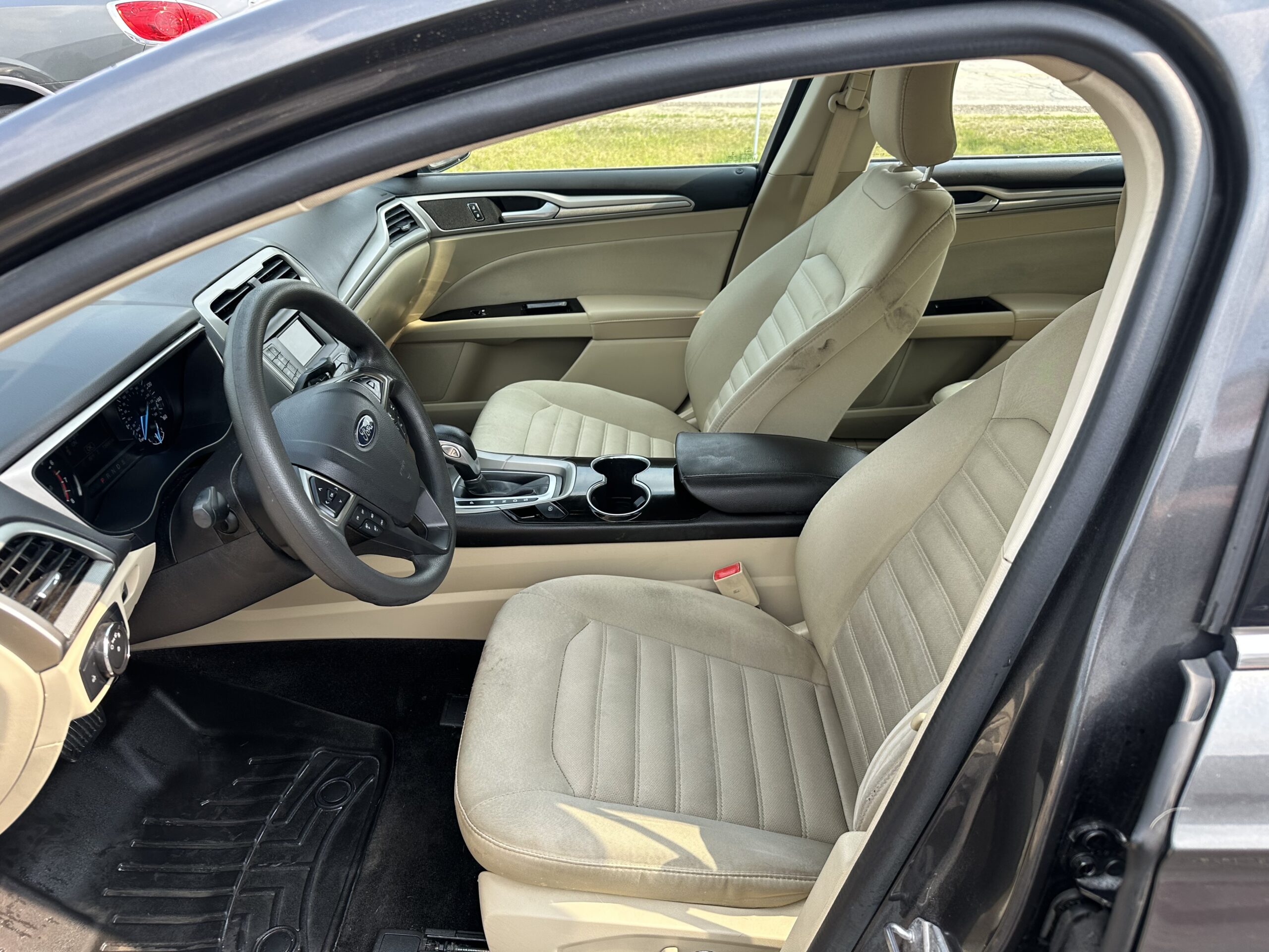 
								2015 Ford Fusion SE full									