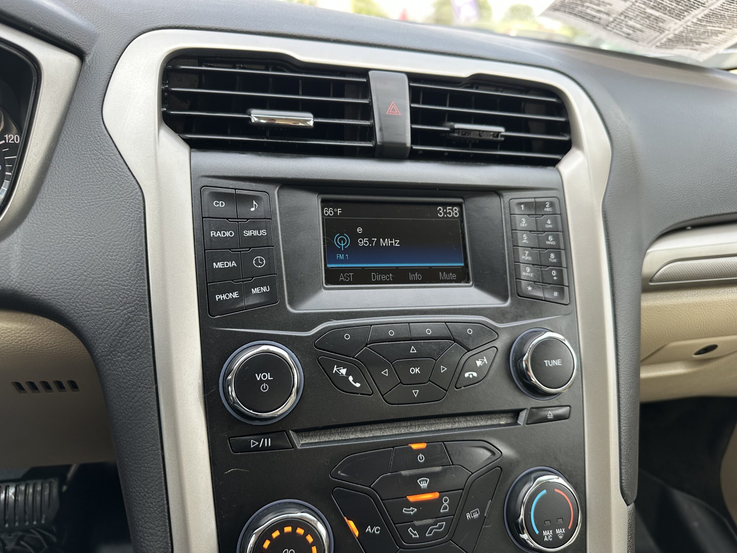 
								2015 Ford Fusion SE full									