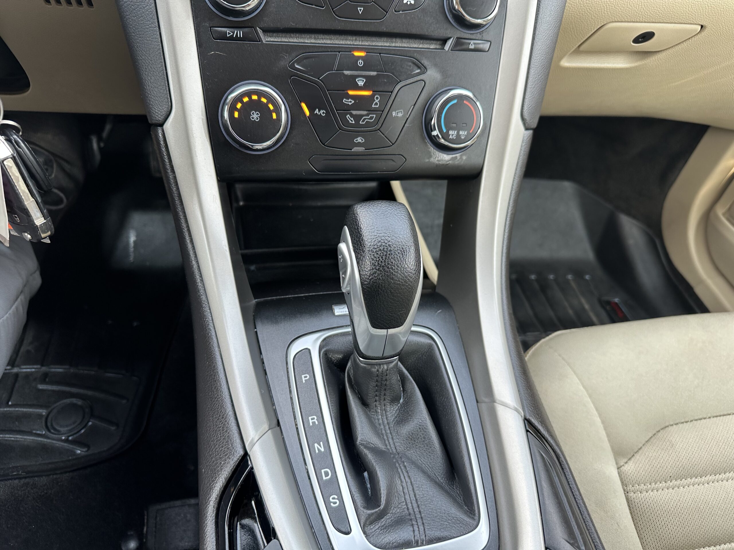 
								2015 Ford Fusion SE full									